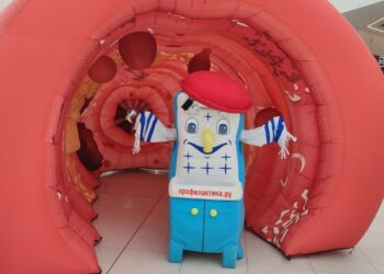 В Екатеринбурге в ТЦ установили надувную прямую кишку