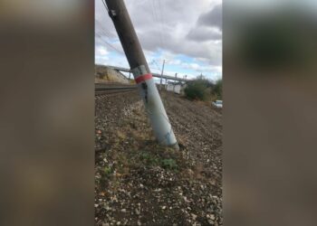 В Самарской области бетонный столб чуть не упал на железную дорогу