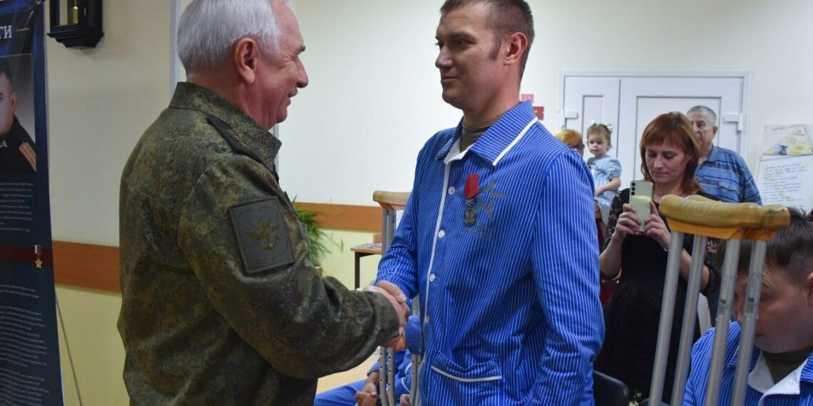 Генерал-полковник Виктор Горемыкин в самарском госпитале вручил награды воинам СВО, фото: t.me/mod_russia