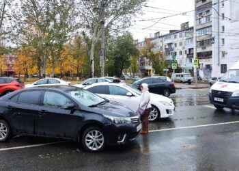В Самаре улицу Аэродромную из-за ДТП сковала «мертвая пробка»
