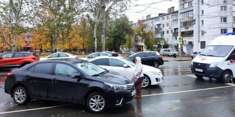 В Самаре улицу Аэродромную из-за ДТП сковала «мертвая пробка»
