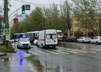 В Самаре улицу Аэродромную из-за ДТП сковала «мертвая пробка»