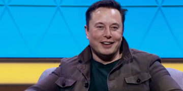 Илон Маск назвал сторонников военной помощи Киеву «дураками»