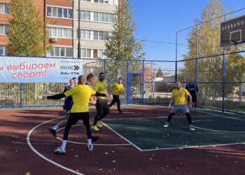 По инициативе «Самарского Стройфарфора» на стадионе «Волжские зори» построена баскетбольная площадка