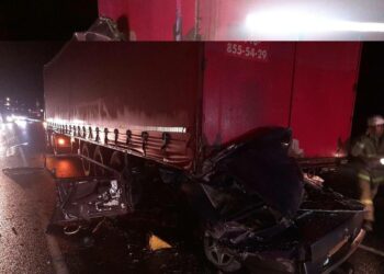 В Самарской области очередное смертельное ДТП: легковушка влетела под грузовик