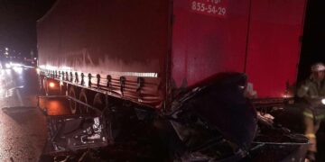 В Самарской области очередное смертельное ДТП: легковушка влетела под грузовик