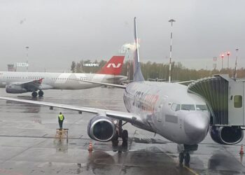 Самолет из Самары не смог вылететь в Киргизию из-за проблем с двигателем