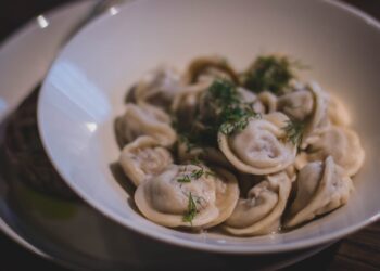 Роскачество нашло листерию и сальмонеллу в пельменях популярных марок