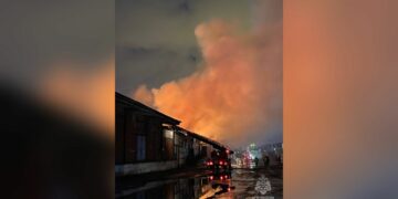 В Самарской области с раннего утра тушат тольяттинский продуктовый склад