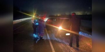 В Самарской области полицейские спасли пенсионеров, замерзавших в остановившемся на трассе автобусе