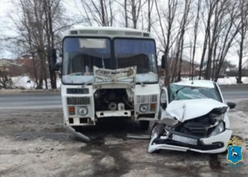 В ДТП с автобусом в Сызрани пострадали два подростка и водитель