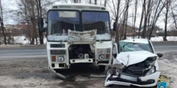 В ДТП с автобусом в Сызрани пострадали два подростка и водитель