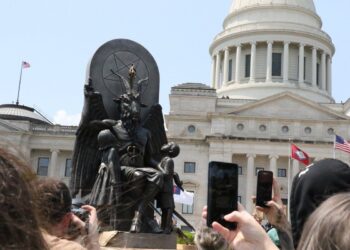 РПЦ призвала запретить рекламу колдовства и признать сатанизм экстремистской идеологией