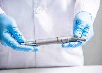 Хирурги в Самаре первыми в стране установили пациенту отечественный раздвижной эндопротез