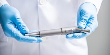 Хирурги в Самаре первыми в стране установили пациенту отечественный раздвижной эндопротез