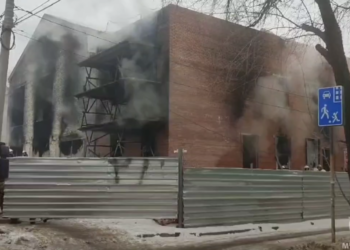 В Самаре во время реконструкции загорелось здание кинотеатра «Россия»