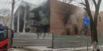 В Самаре во время реконструкции загорелось здание кинотеатра «Россия»