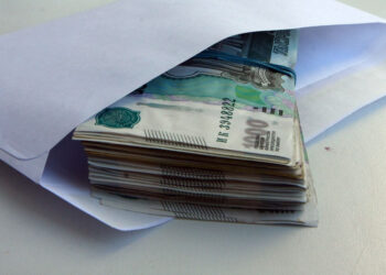 Военная прокуратура требует судить двух высокопоставленных взяточников из самарского УФСБ в Москве