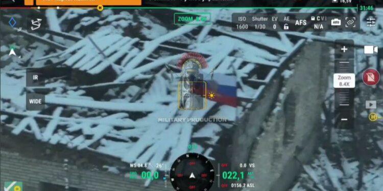 Флаг России поднят над Марьинкой, превращенной в укрепрайон ВСУ еще в 2014 году