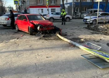 В центре Самары в результате аварии иномарка снесла столб со светофором