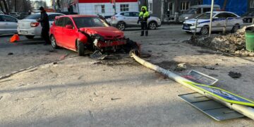 В центре Самары в результате аварии иномарка снесла столб со светофором