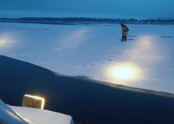 Спасатели в Самаре сняли рыбака с двумя окунями с дрейфующей льдины