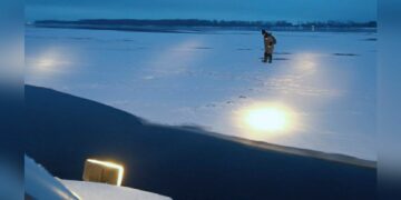 Спасатели в Самаре сняли рыбака с двумя окунями с дрейфующей льдины