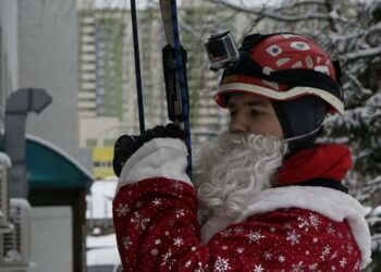 В Самаре десант Дедов Морозов поздравил пациентов детской больницы