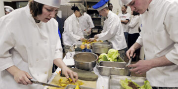 Самарским рестораторам все больше недостает сотрудников, пока профильные учебные заведения рапортуют об успехах