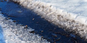 В Самаре ребенок поскользнулся на школьной лестнице и сломал позвоночник