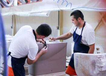 В 2023 году новым профессиям обучились 70 сотрудников Самарского Стройфарфора