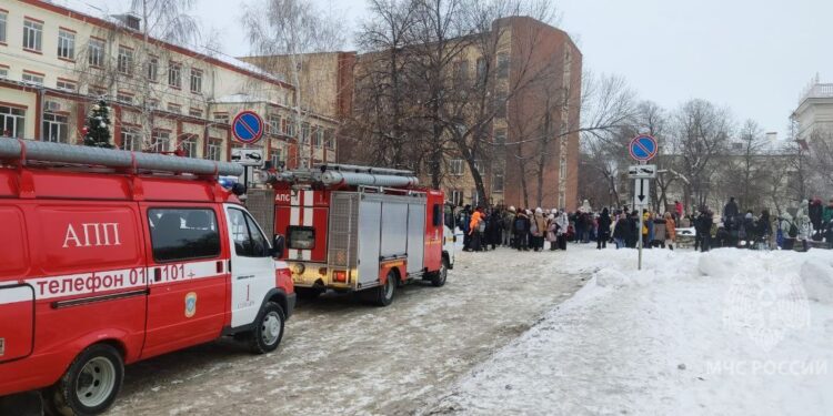 Эвакуация в самарской школе №12, фото: ГУ МЧС РФ по Самарской области