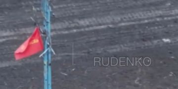 Российские бойцы подняли красное знамя Победы на стеле с надписью «Авдеевка»