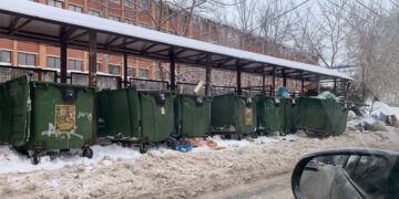 Нерасчищенные проезды и неубранные площадки стали причинами сбоев в системе вывоза мусора