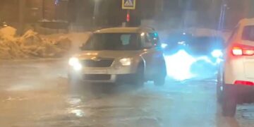 В Самаре из-за крупной коммунальной аварии затапливает проезжую часть двух улиц