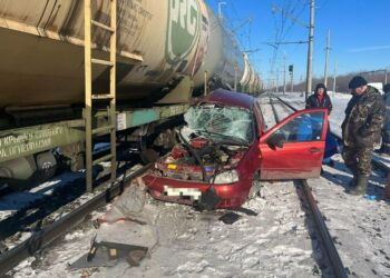 В Самарской области на переезде столкнулись товарный поезд и Lada Kalina