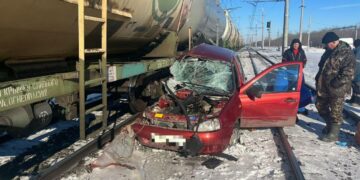 В Самарской области на переезде столкнулись товарный поезд и Lada Kalina