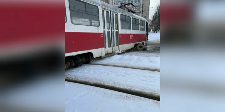 Трамвай сошел с рельс на 22 Партсъезда, фото: соцсети