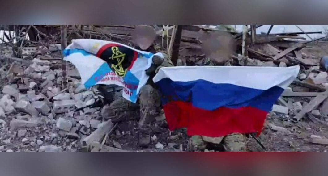 Флаг России в Крынках, фото: t.me/new_militarycolumnist