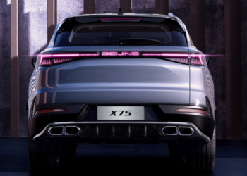 В России начались продажи среднеразмерного кроссовера BAIC X75