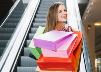 ВТБ: на подготовку к 8 Марта женщины планируют потратить до 10 тыс. рублей