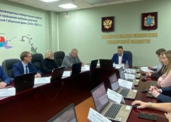 Избирательная комиссия Самарской области передала мандат Дмитрия Холина Александре Конзерук