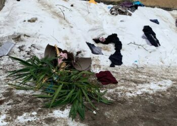 В Самаре из окна многоэтажки накануне 8 марта выкинули мужские вещи