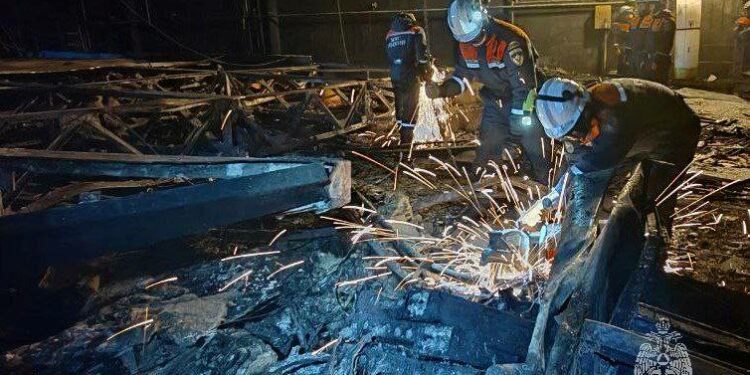Разбор завалов на месте теракта в "Крокус сити холле", фото: МЧС России