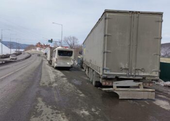 В Самаре пассажирский автобус врезался сразу в два грузовика