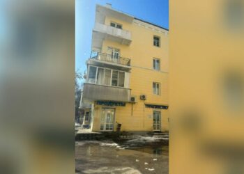 В Самаре ледяная глыба чуть не убила женщину и 4-летнего малыша