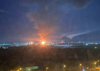 Новые атаки дронов на НПЗ в Самарской области: после падения БПЛА в Самаре пожар на КНПЗ