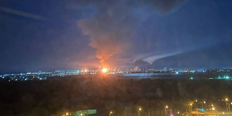Пожар на НПЗ в Самарской области после нападения БПЛА, фото: соцсети