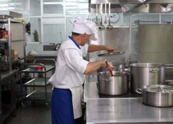 Пациентов самарских больниц вместо «пригожинцев» теперь кормят ярославцы