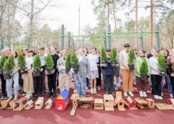 По инициативе ТОАЗа школьники провели уборку в тольяттинском лесу